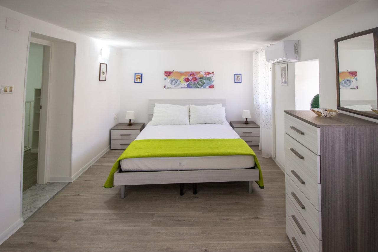Maniace Homes - Federico & Angelica By Ortigia Apartments シラクーサ エクステリア 写真